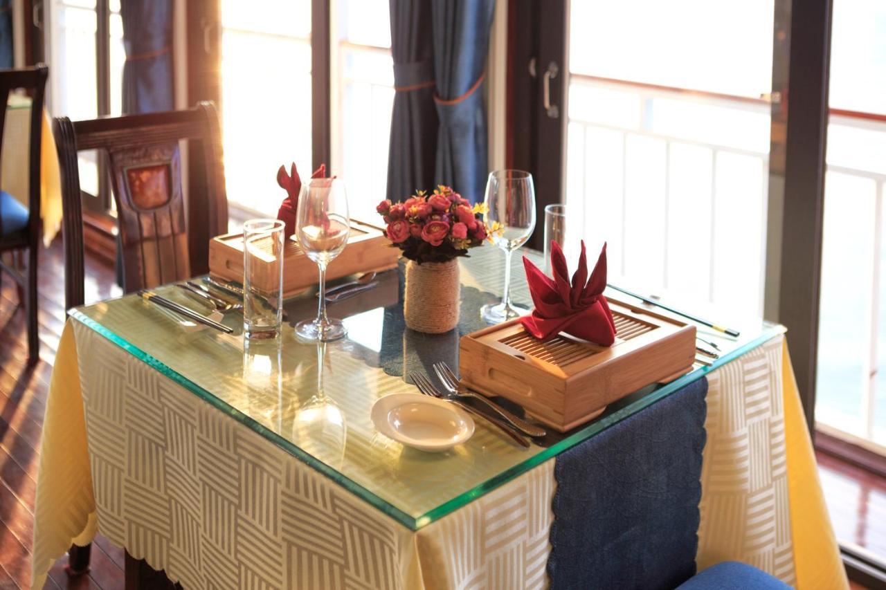 Charm Boutique Cruise Hotel Ha Long Buitenkant foto