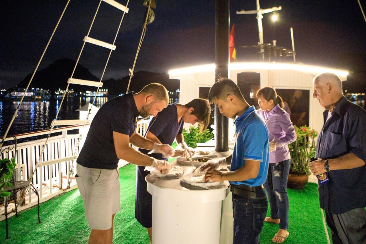 Charm Boutique Cruise Hotel Ha Long Buitenkant foto