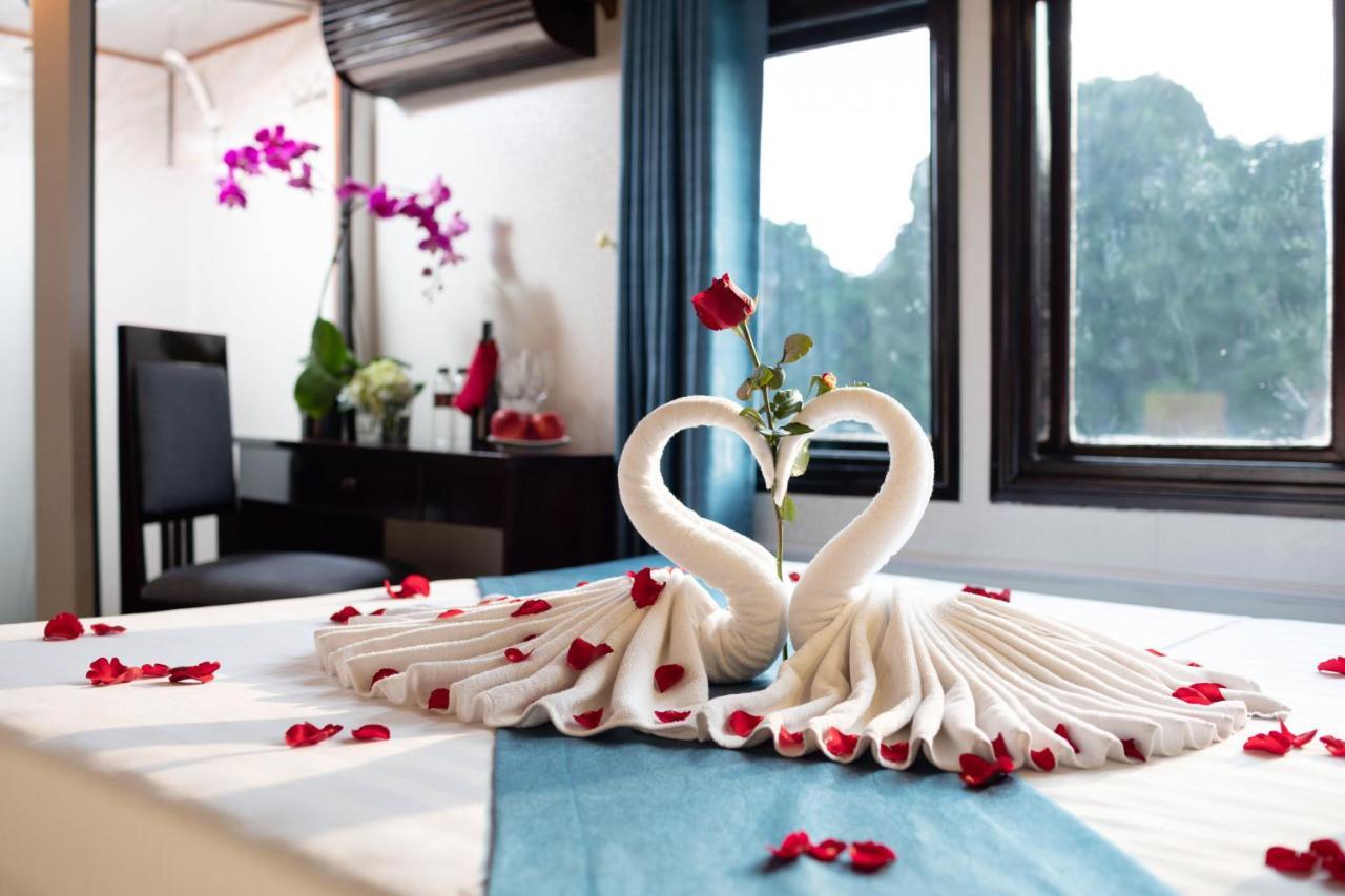 Charm Boutique Cruise Hotel Ha Long Buitenkant foto